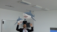 Das kann man durch die HoloLens sehen. Was jetzt Haie sind, können auch Gebäudeanlagen sein.