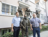 Thomas Maierhofer (Salzburg Wohnbau) und Bürgermeister Peter Harlander mit Cobra-Einsatzkräften.