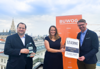 Daniel Riedl (Vorstand Vonovia), Astrid Lassner (Leiterin Personalabteilung) und Kevin Töpfer (Geschäftsführer der Buwog) mit dem "Leading Employer"-Award