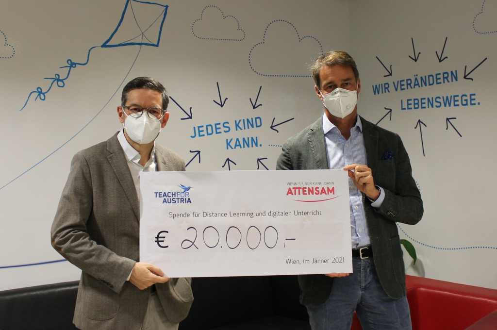 Oliver Attensam (rechts) spendet 20.000 Euro an Teach for Austria