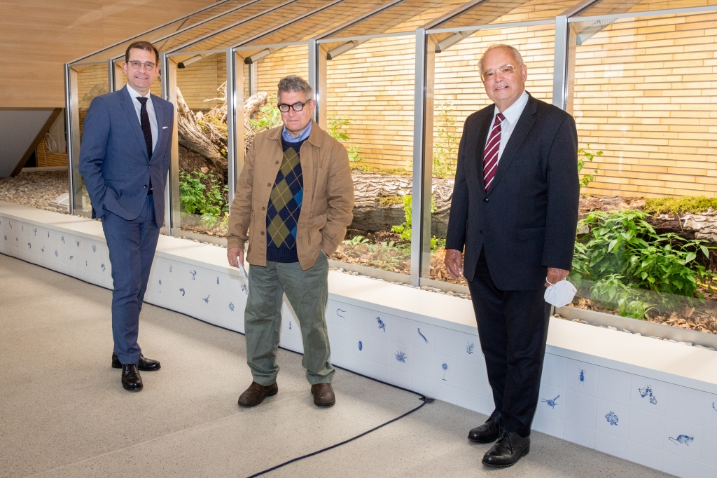 BIG-CEO Hans-Peter Weiss mit Uni-Wien Rektor Heinz Engl und dem Künstler Mark Dion
