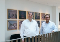 Ausstellungseröffnung: Daniel Riedl und Kurator Reinhard Spieler (v.l.n.r.)