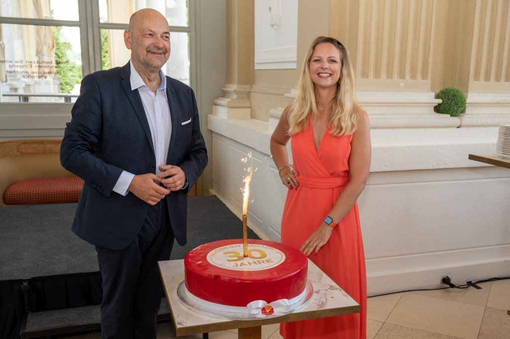 Gerhard Rodler und Iris Einwaller freuen sich über 30 erfolgreiche Jahre samt Geburtstagstorte. (c) IMV Verlag