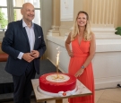 Gerhard Rodler und Iris Einwaller freuen sich über 30 erfolgreiche Jahre samt Geburtstagstorte. (c) IMV Verlag
