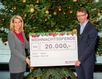 Buwog-GF Kevin Töpfer übergibt den Spendenscheck an Alexandra Gruber, GF Wiener Tafel. (c) Buwog/Stephan Huger 