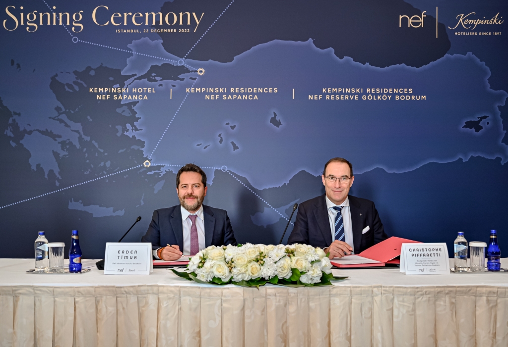 Erden Timur (CEO Nef) und Christophe Piffaretti (Chief Development Officer und Geschäftsleitungsmitglied) Kempinski Hotels, unterzeichnen die Kooperation. (c) Kempinski Hotels