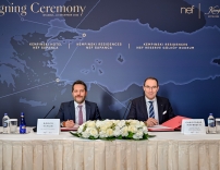 Erden Timur (CEO Nef) und Christophe Piffaretti (Chief Development Officer und Geschäftsleitungsmitglied) Kempinski Hotels, unterzeichnen die Kooperation. (c) Kempinski Hotels
