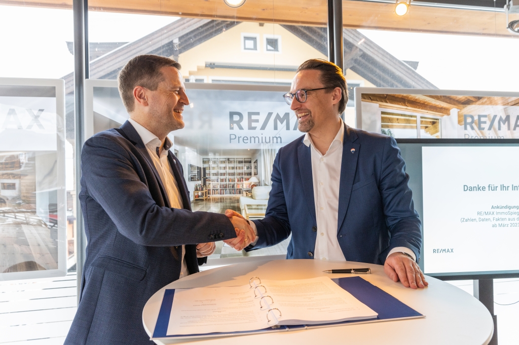 Bernhard Reikersdorfer (Re/Max Austria) und Christian Pfurtscheller (Re/Max Premium) verlängerten ihre Partnerschaft. (c) Re/Max 