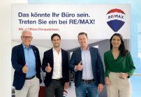 Samina Julevic (rechts im Bild) übernimmt von Kurt Friedl (links im Bild) (c) Remax Germany